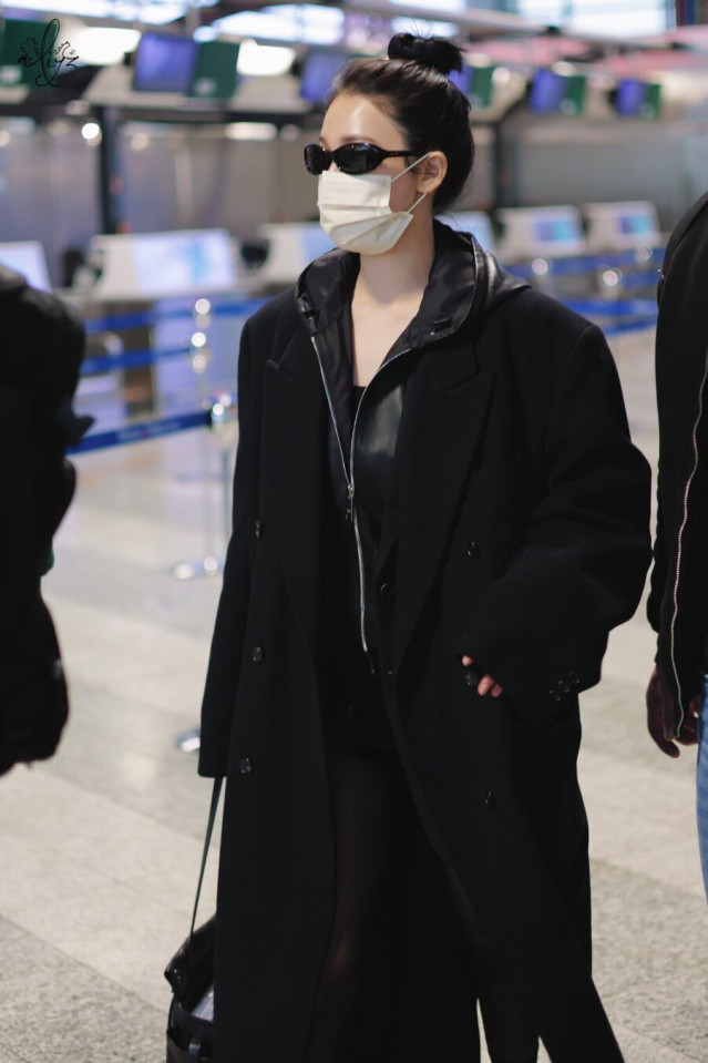 카리나 귀국길 공항 올검패션.jpg