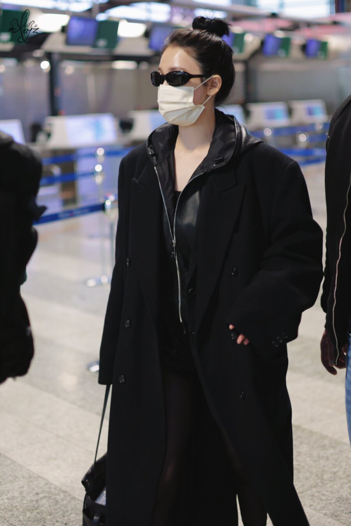 카리나 귀국길 공항 올검패션.jpg