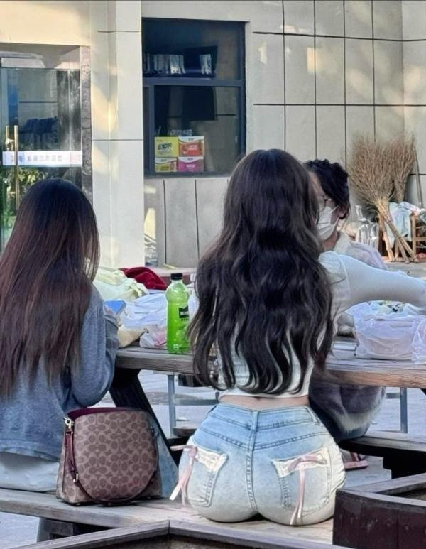 EhYW1747035558_397354081.jpg ㅇㅎ) 청바지를 좋아하는 미대누나