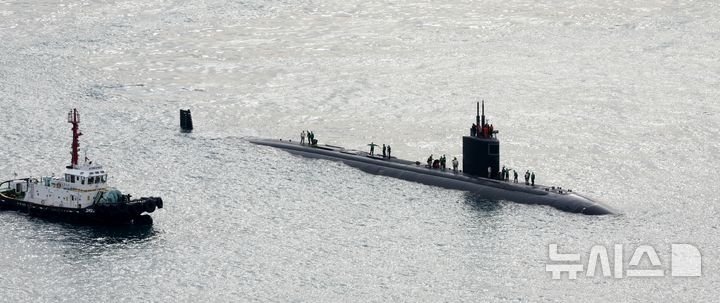 NISI20251223_0002025353_web.jpg 미 핵잠수함 '그린빌함' 부산 입항