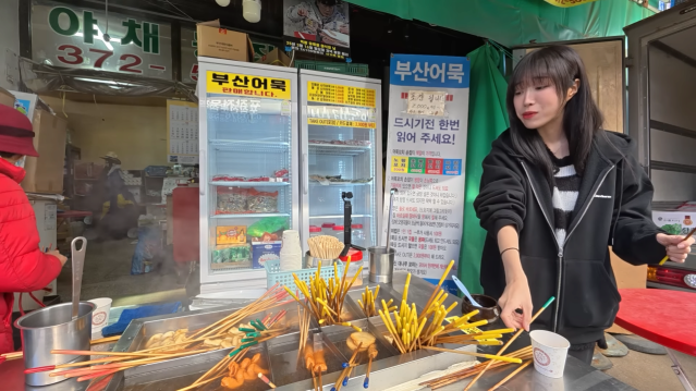 단돈 200원 꼬치어묵_! 의사선생님이 제 위장이 이해가 안된대요???? 시장 어묵 xx개 먹었습니다 4-35 screenshot.png 꼬치어묵 가게에서 신기록 도전하는 쯔양 근황