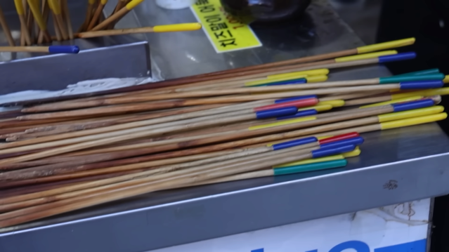 단돈 200원 꼬치어묵_! 의사선생님이 제 위장이 이해가 안된대요???? 시장 어묵 xx개 먹었습니다 12-24 screenshot.png 꼬치어묵 가게에서 신기록 도전하는 쯔양 근황