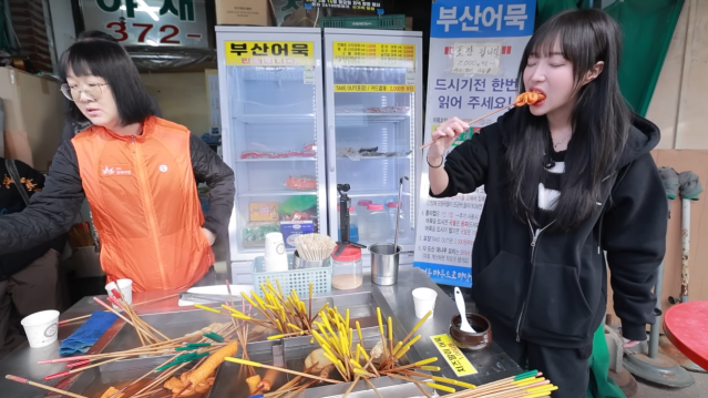 단돈 200원 꼬치어묵_! 의사선생님이 제 위장이 이해가 안된대요???? 시장 어묵 xx개 먹었습니다 6-11 screenshot.png 꼬치어묵 가게에서 신기록 도전하는 쯔양 근황