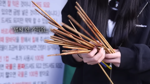 단돈 200원 꼬치어묵_! 의사선생님이 제 위장이 이해가 안된대요???? 시장 어묵 xx개 먹었습니다 7-48 screenshot.png 꼬치어묵 가게에서 신기록 도전하는 쯔양 근황