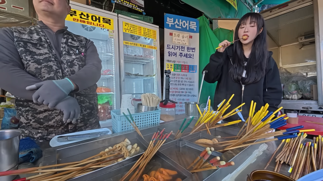 단돈 200원 꼬치어묵_! 의사선생님이 제 위장이 이해가 안된대요???? 시장 어묵 xx개 먹었습니다 10-44 screenshot.png 꼬치어묵 가게에서 신기록 도전하는 쯔양 근황