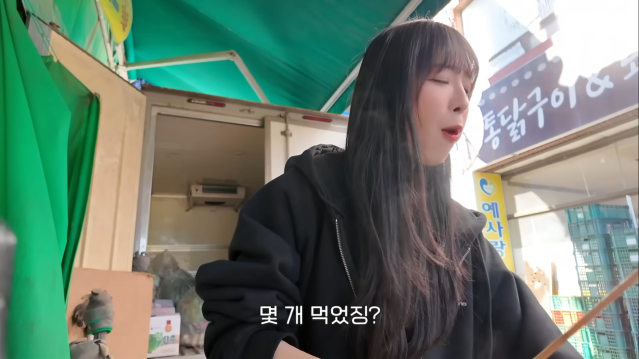 단돈 200원 꼬치어묵_! 의사선생님이 제 위장이 이해가 안된대요???? 시장 어묵 xx개 먹었습니다 7-47 screenshot.png 꼬치어묵 가게에서 신기록 도전하는 쯔양 근황