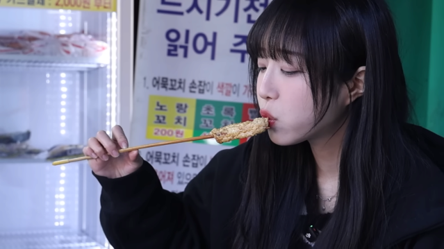 단돈 200원 꼬치어묵_! 의사선생님이 제 위장이 이해가 안된대요???? 시장 어묵 xx개 먹었습니다 13-35 screenshot.png 꼬치어묵 가게에서 신기록 도전하는 쯔양 근황