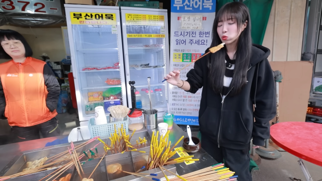 단돈 200원 꼬치어묵_! 의사선생님이 제 위장이 이해가 안된대요???? 시장 어묵 xx개 먹었습니다 7-25 screenshot.png 꼬치어묵 가게에서 신기록 도전하는 쯔양 근황