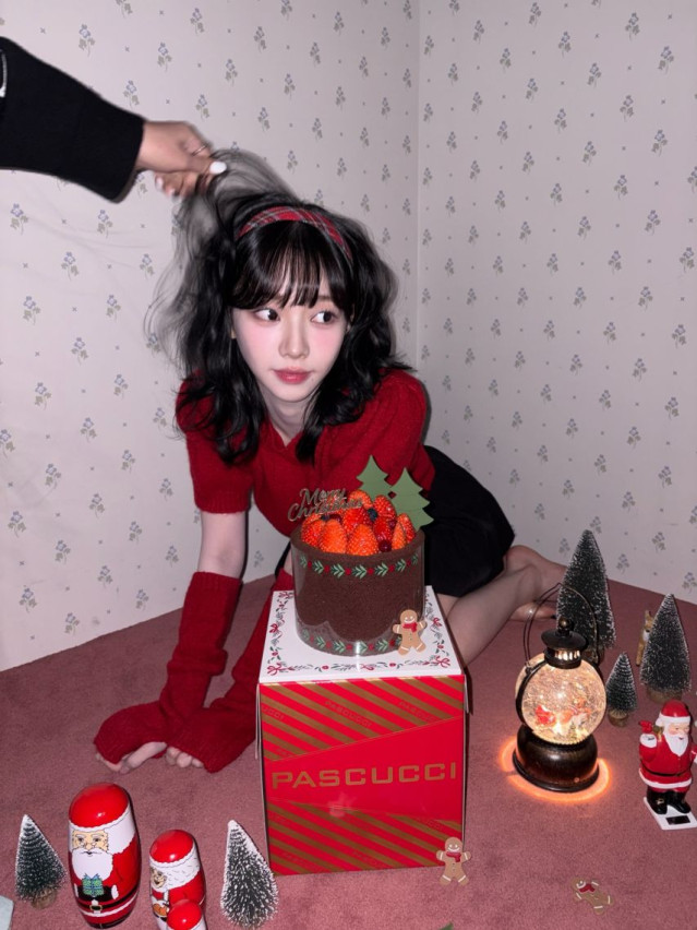 뭔가 꼴릿한 카리나 광고 사진