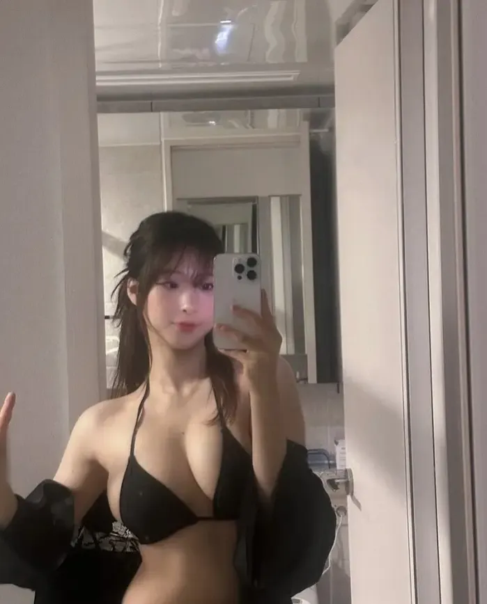 도심 한복판 금발 전라 노출