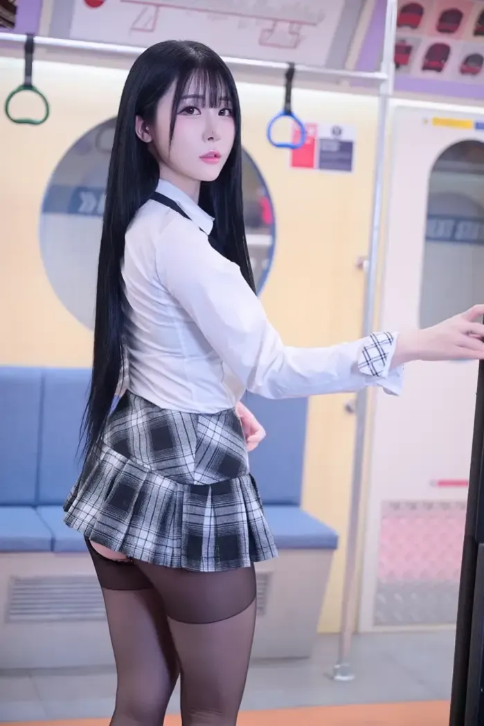 정보미, 포토북 「지하철 속 여학생」 Set.01