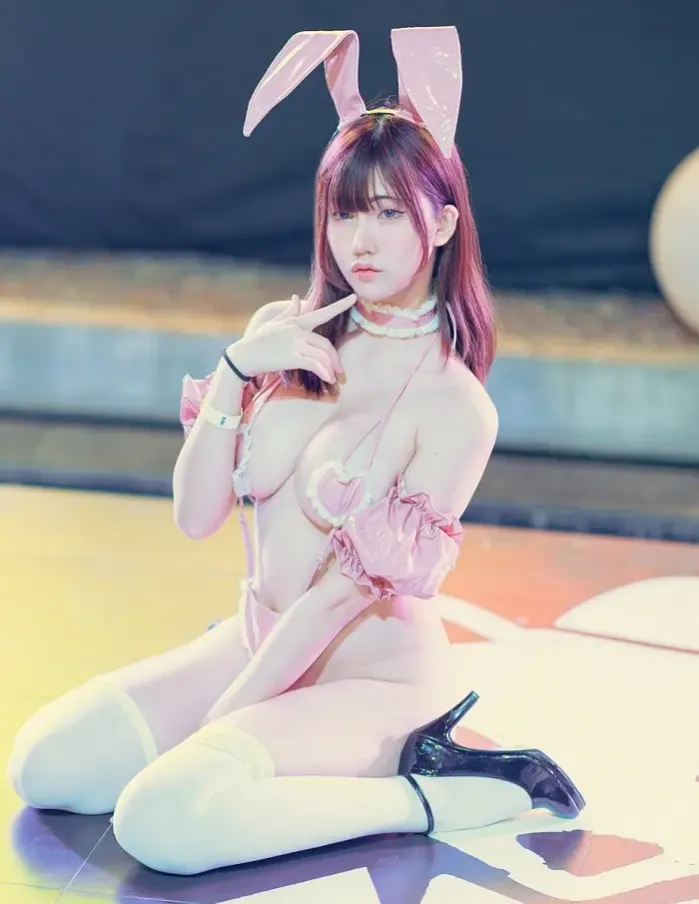 핑크 바니걸 몸매.jpg