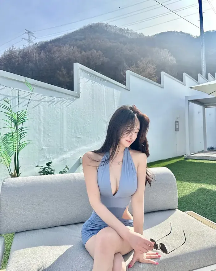 여름을 기다렸던 그녀