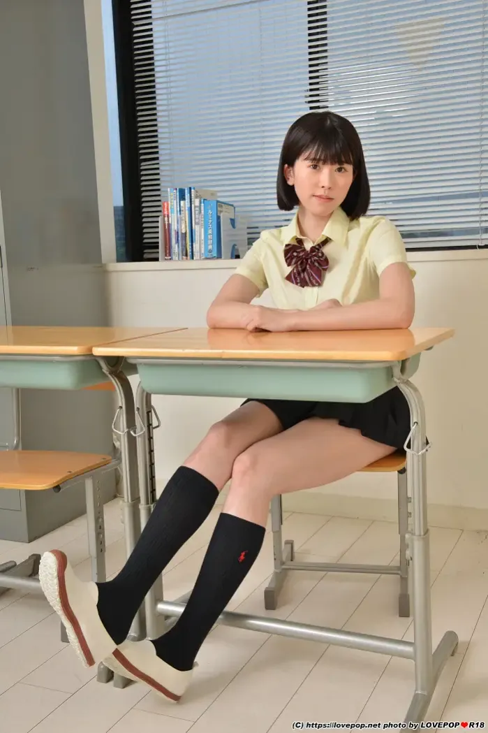 아스미 미라이 明日見未来, 러브팝 L0701 사진집 001 교복
