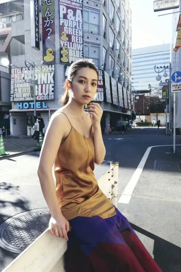 사토 아이리, 사진집 「신주쿠 론리네스」 Set.03